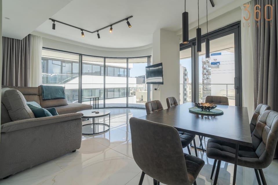 TV and multimedia, Living room, Seating area, Dining area
