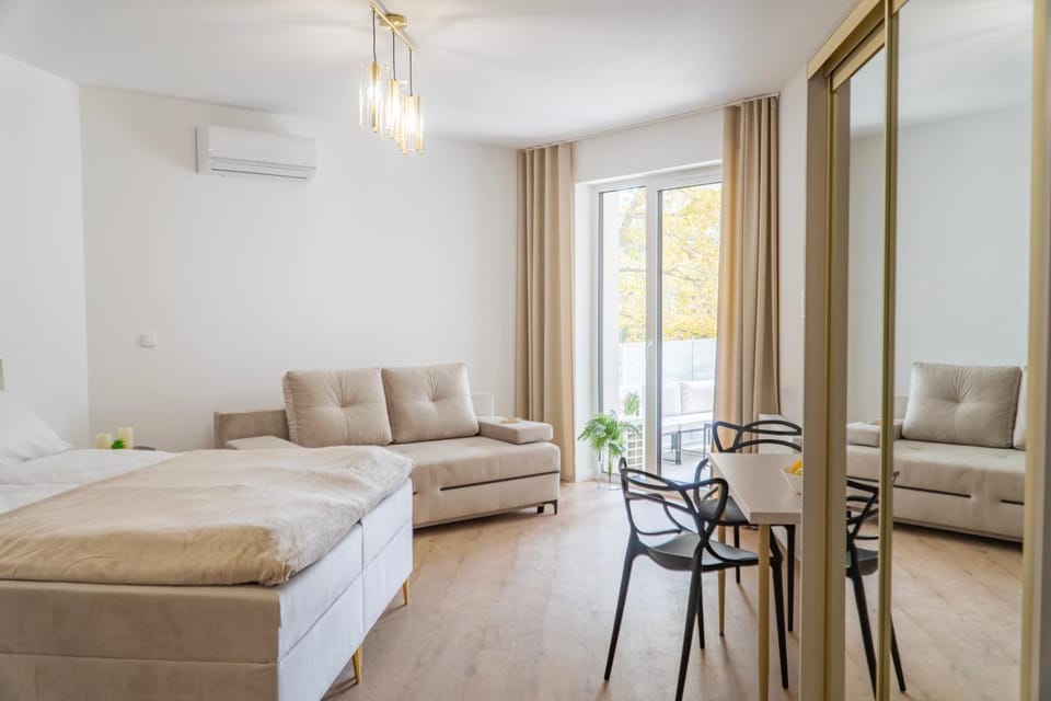 Bed, Living room, Photo of the whole room, air conditioner