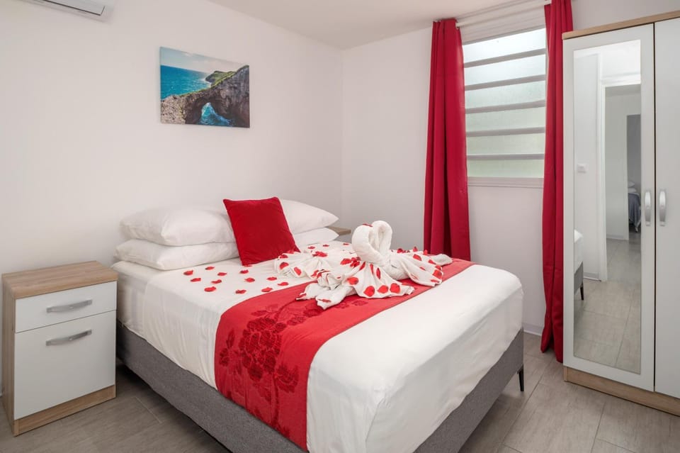 Photo of the whole room, Bedroom