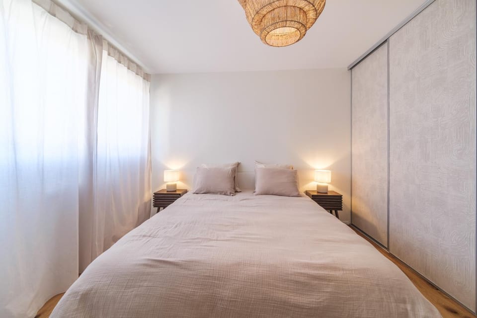 Photo of the whole room, Bedroom
