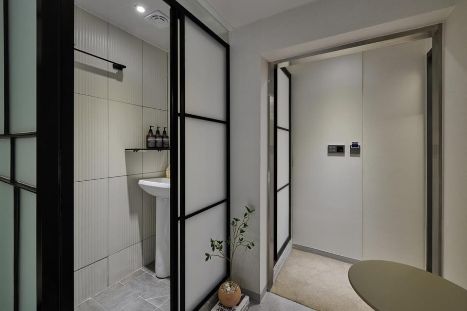 Shower, Toilet