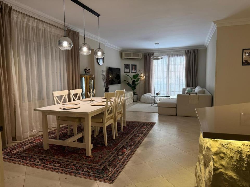TV and multimedia, Living room, Seating area, Dining area