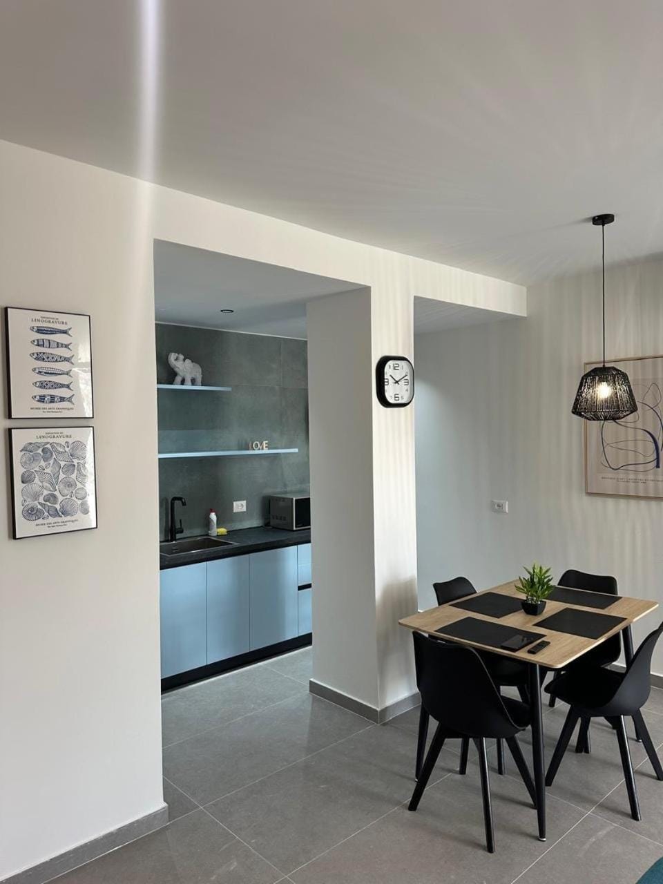 Kitchen or kitchenette, Dining area