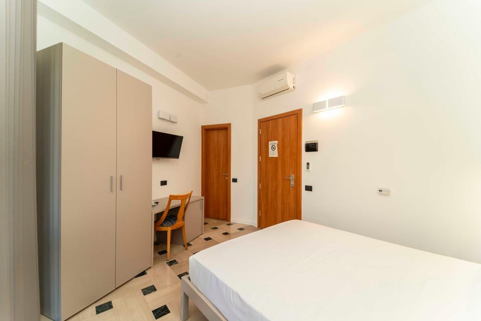 TV and multimedia, Photo of the whole room, Bedroom, wardrobe, air conditioner