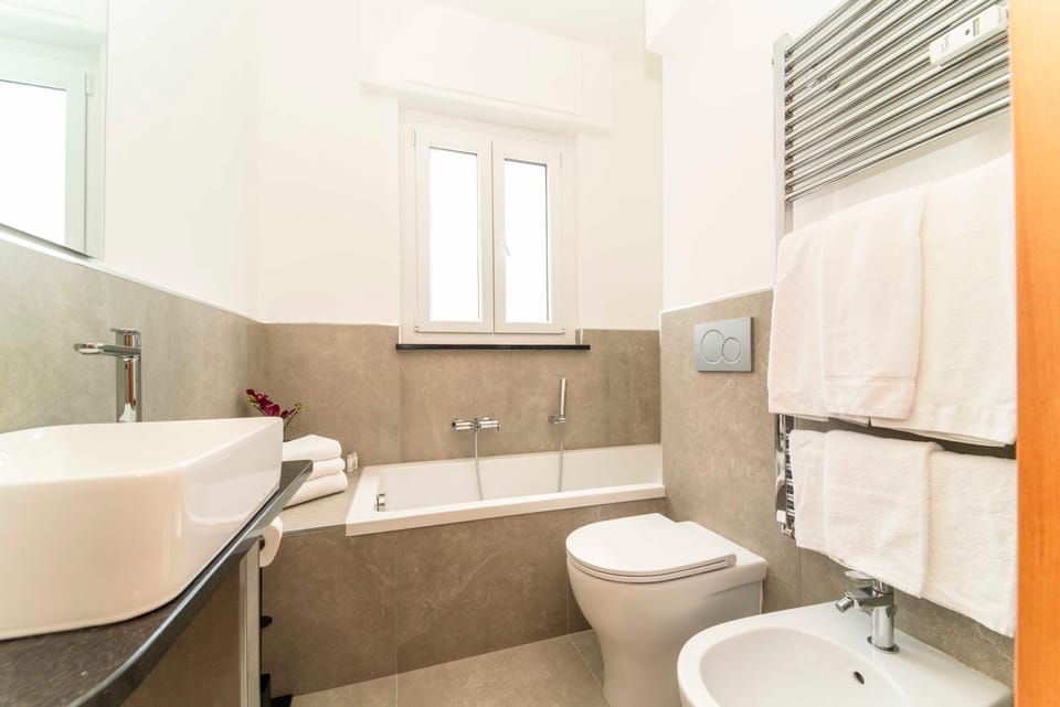 Shower, Toilet, Bathroom, Bath, bidet, towels