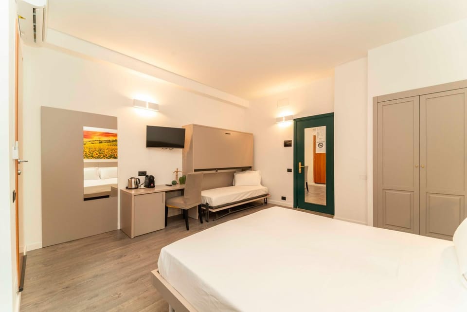 Bed, TV and multimedia, Photo of the whole room, Bedroom