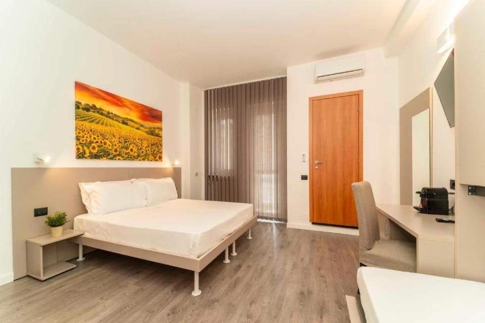 Bed, Photo of the whole room, Bedroom, air conditioner