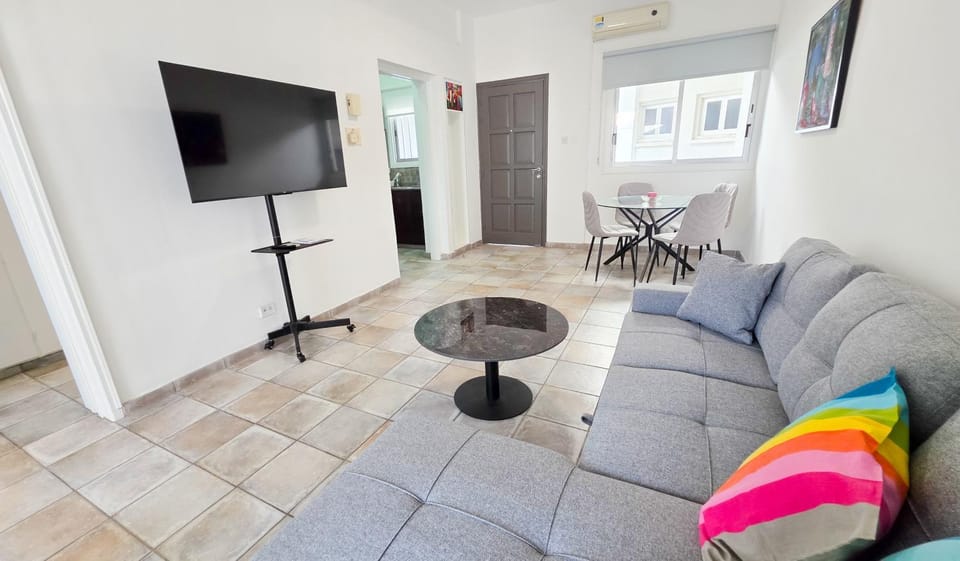 Communal lounge/ TV room, TV and multimedia, Living room, Seating area, Dining area, Evening entertainment