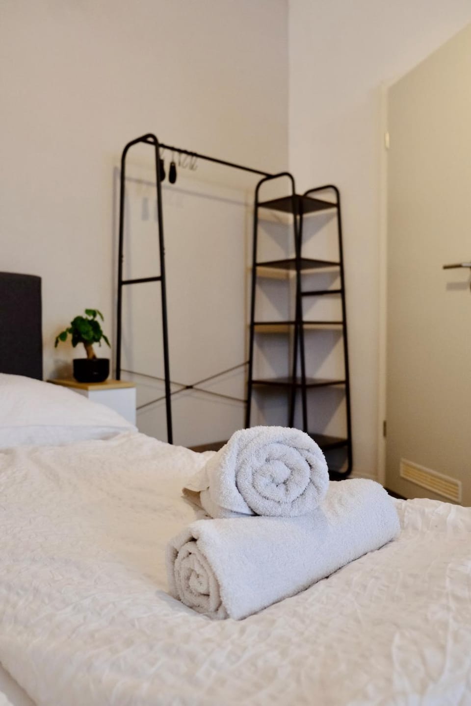 Bed, towels