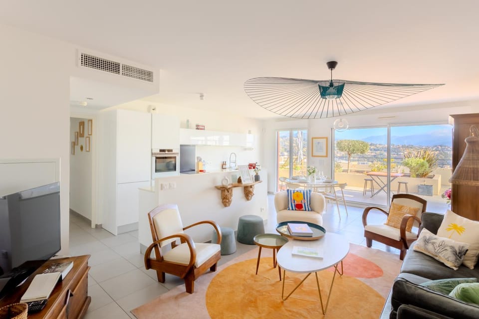 TV and multimedia, Kitchen or kitchenette, Living room, Dining area