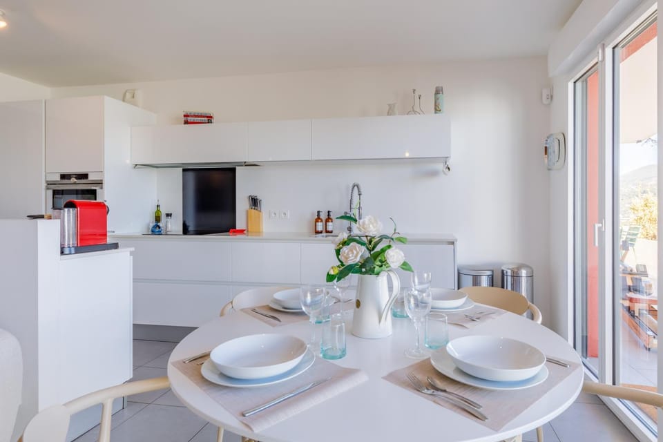 Kitchen or kitchenette, Dining area, oven, stove