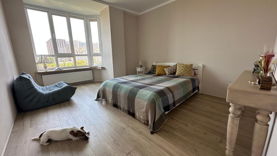 Bed, Living room, Seating area, Bedroom