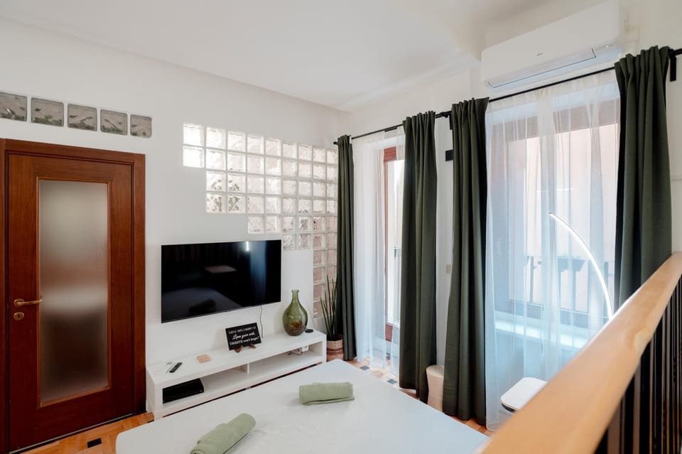 Bed, TV and multimedia, Photo of the whole room, Bedroom, air conditioner