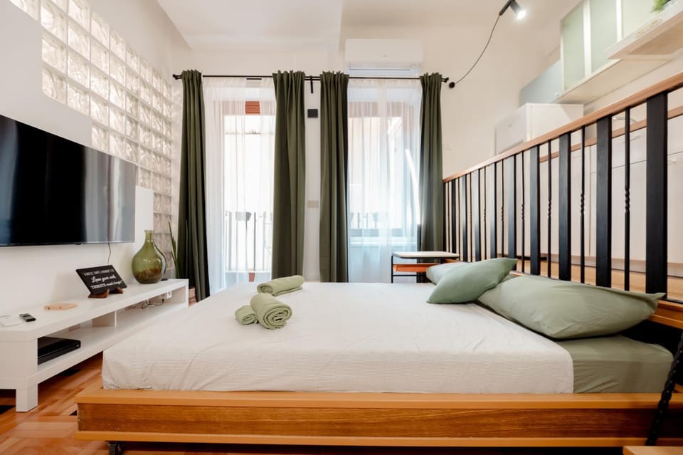 Bed, TV and multimedia, Living room, Photo of the whole room, Bedroom