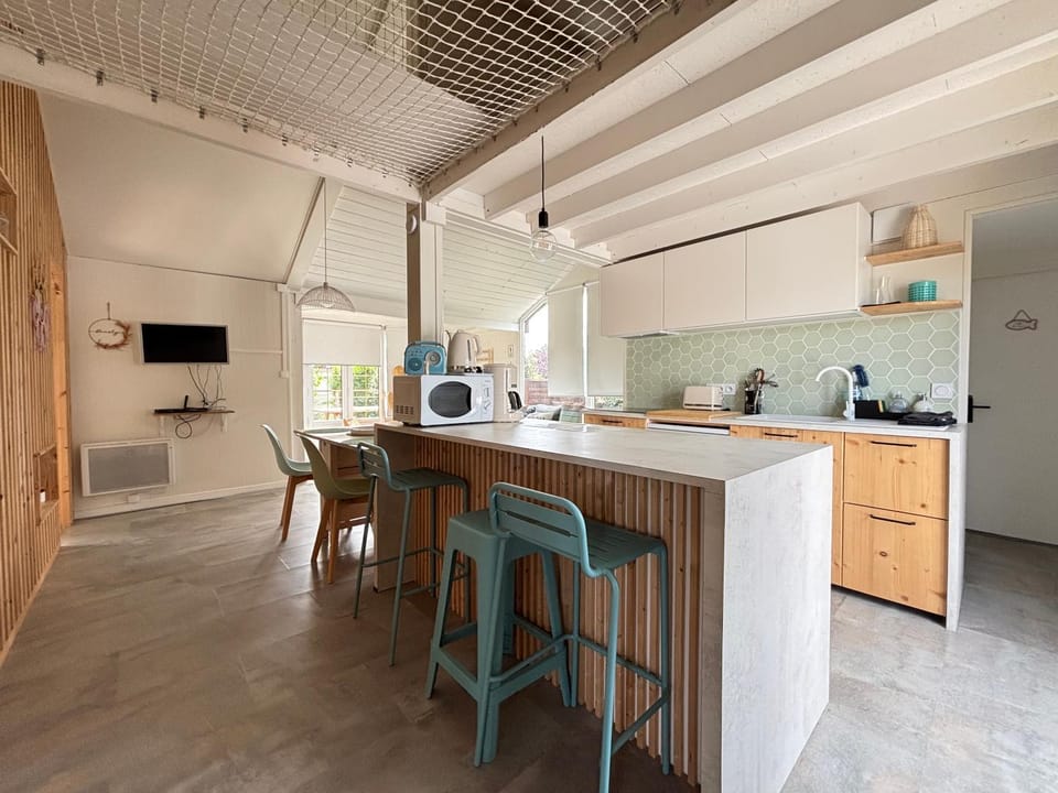 TV and multimedia, Kitchen or kitchenette, Dining area, minibar, oven, pet friendly, stove, toaster
