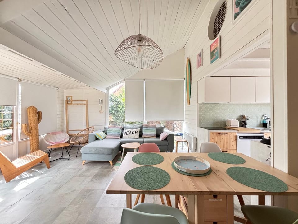 Kitchen or kitchenette, Living room, Seating area, Dining area