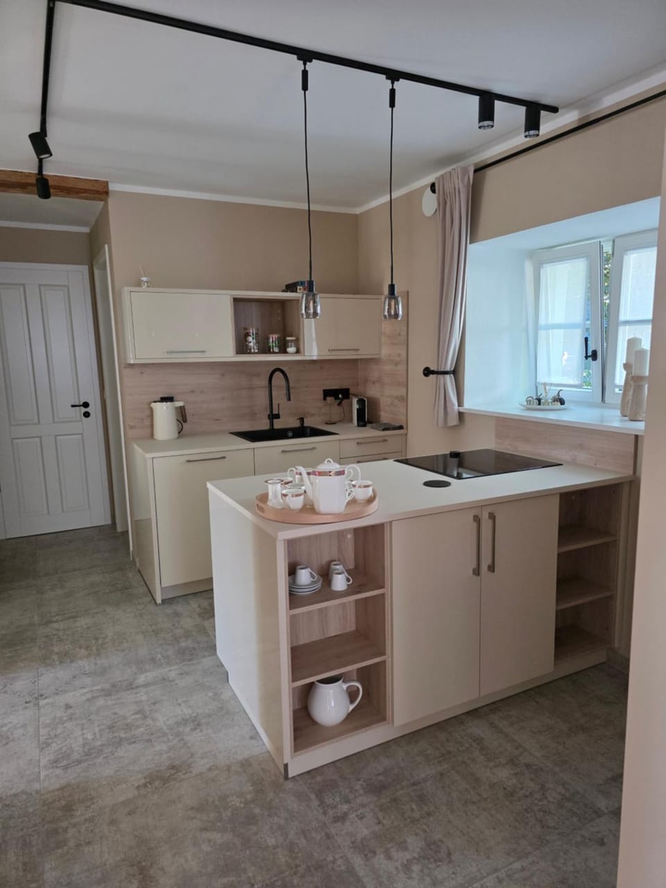 Kitchen or kitchenette, dishwasher, stove