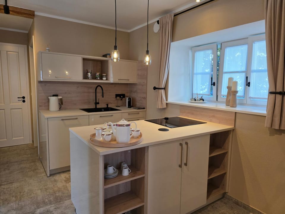 Coffee/tea facilities, Kitchen or kitchenette, stove