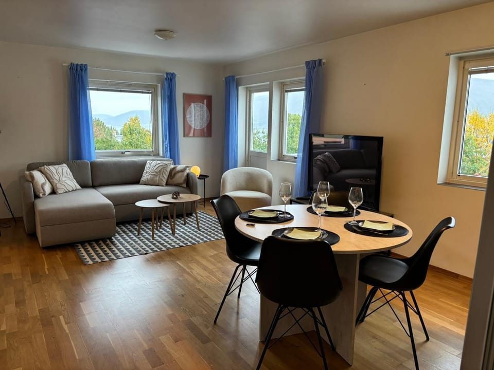 Living room, Dining area, Mountain view