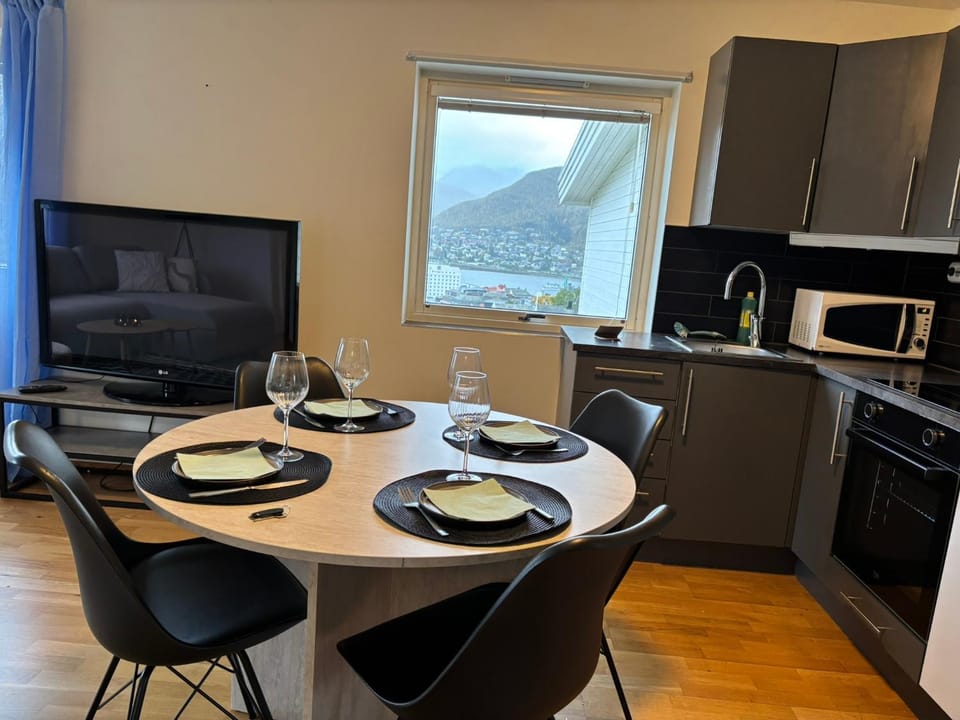 Dining area, kitchen