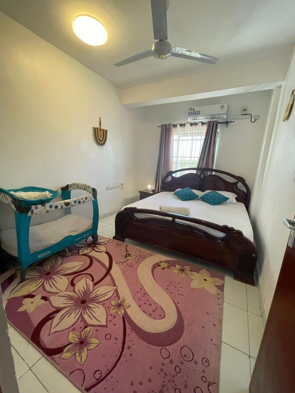 Photo of the whole room, cot, air conditioner