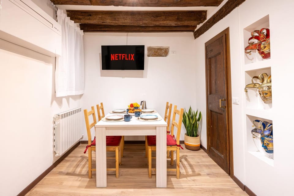 TV and multimedia, Living room, Seating area, Dining area