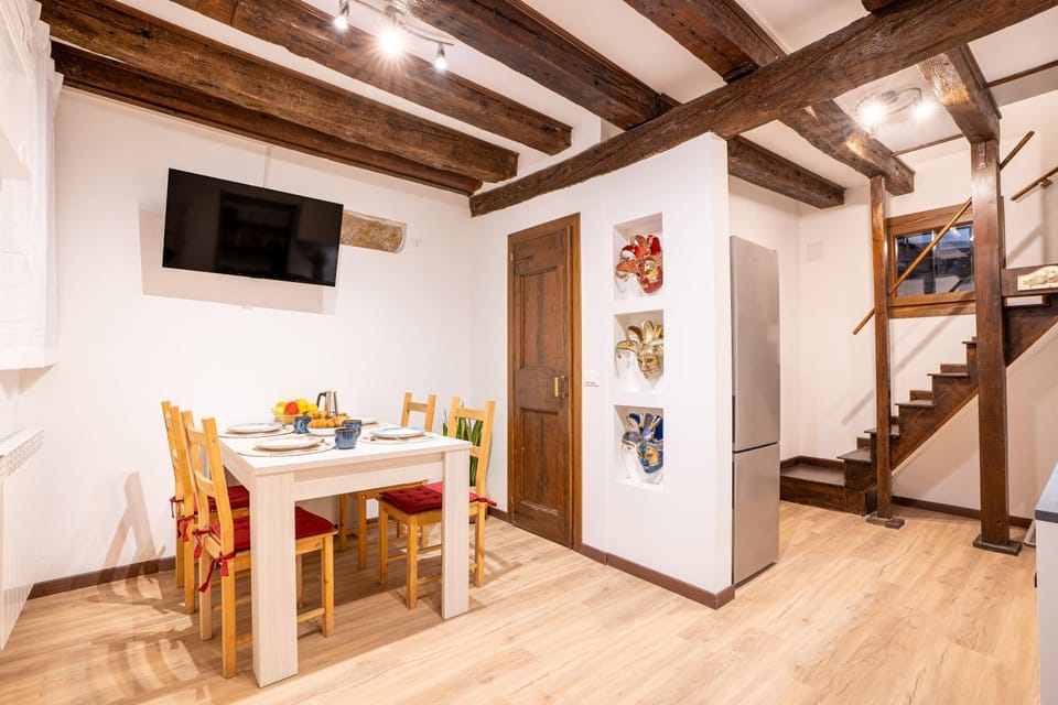 TV and multimedia, Living room, Seating area, Dining area