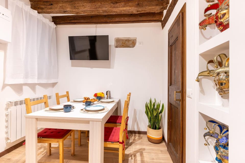 Living room, Dining area, air conditioner