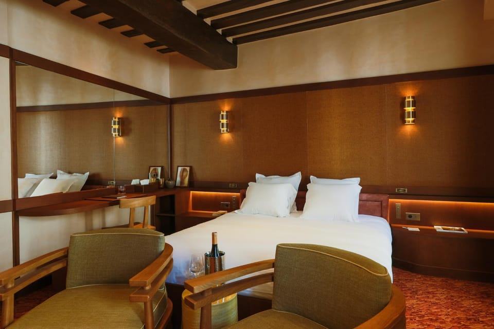 Bed, Photo of the whole room, Seating area, Bedroom