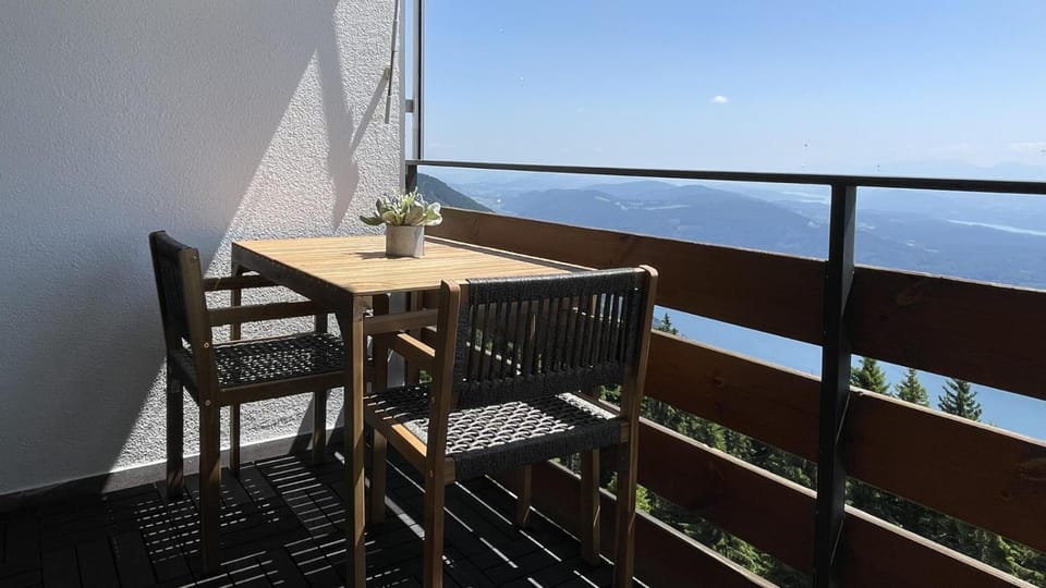 Natural landscape, View (from property/room), Balcony/Terrace, Balcony/Terrace, Seating area, Dining area