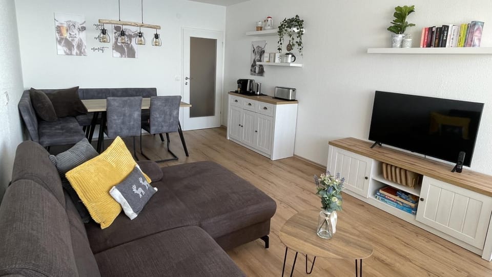 TV and multimedia, Living room, Seating area, Dining area