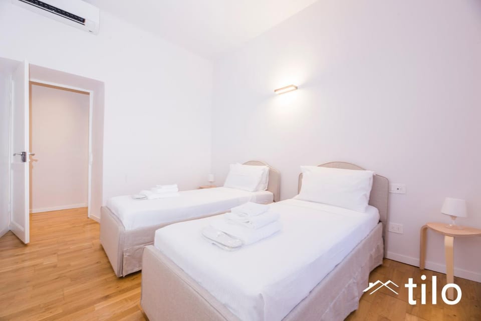 Bed, Photo of the whole room, Bedroom, Text overlay, towels