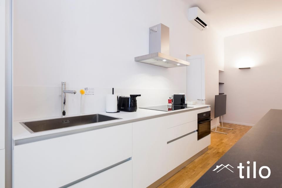 Coffee/tea facilities, Kitchen or kitchenette, Text overlay, minibar, stove