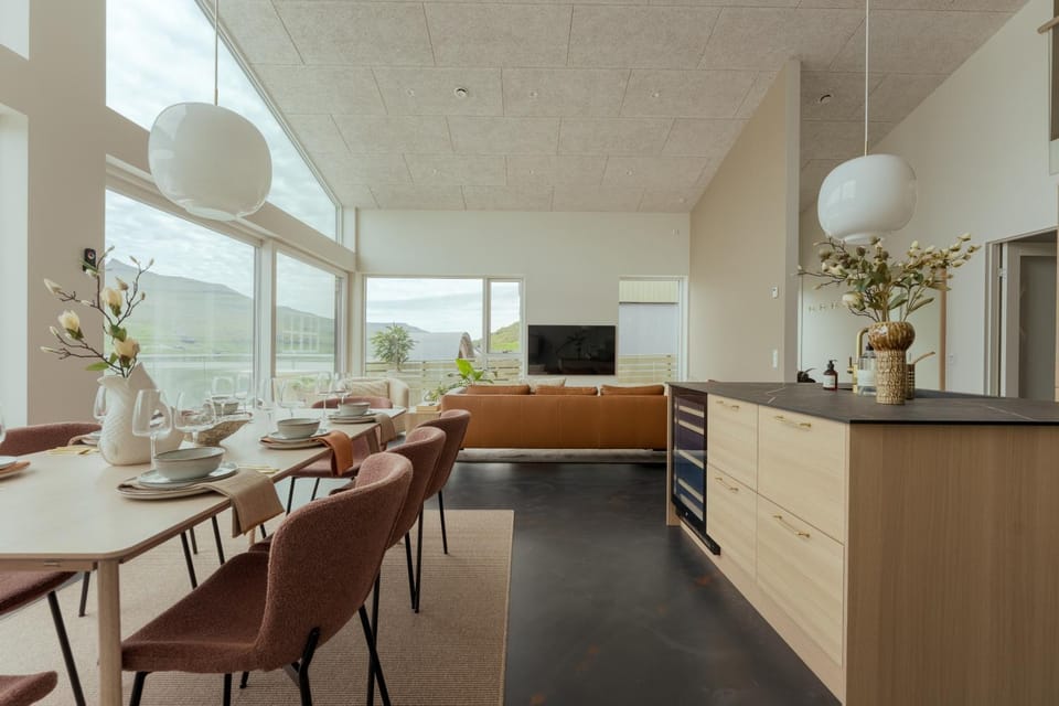 Communal lounge/ TV room, TV and multimedia, Kitchen or kitchenette, Living room, Seating area, Dining area