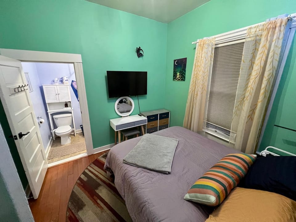 Bed, TV and multimedia, Bedroom