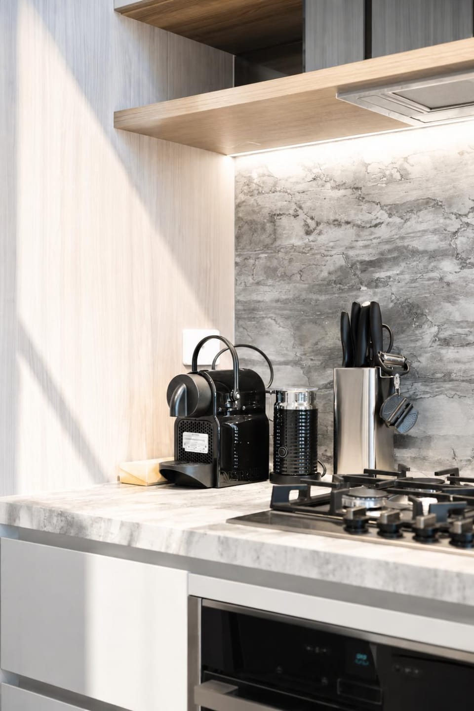 Coffee/tea facilities, Kitchen or kitchenette, stove