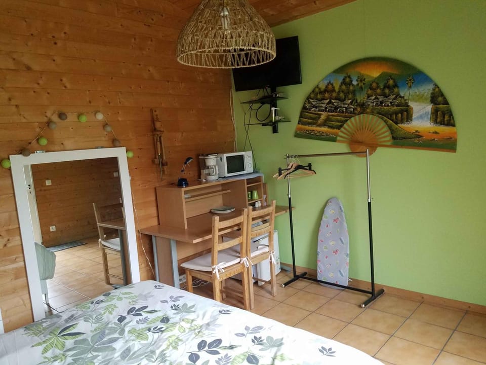 Yvrac chambre d'hôtes indépendante Bed and Breakfast in Nouvelle-Aquitaine