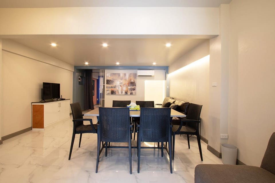 TV and multimedia, Living room, Seating area, Dining area