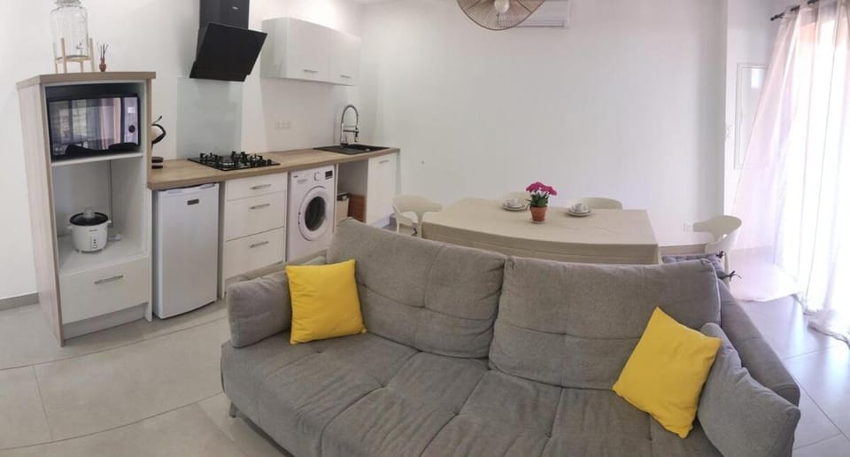 Kitchen or kitchenette, Living room, stove