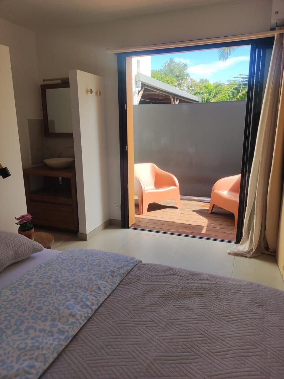 Photo of the whole room, Bedroom