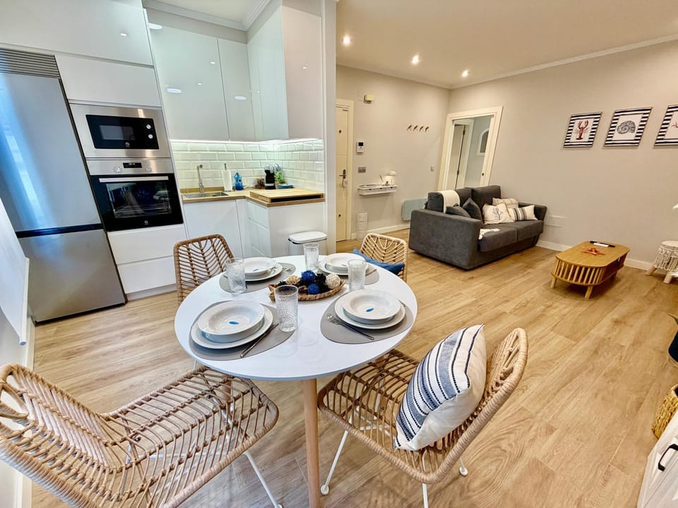 Kitchen or kitchenette, Seating area, Dining area, minibar, oven, stove, toaster
