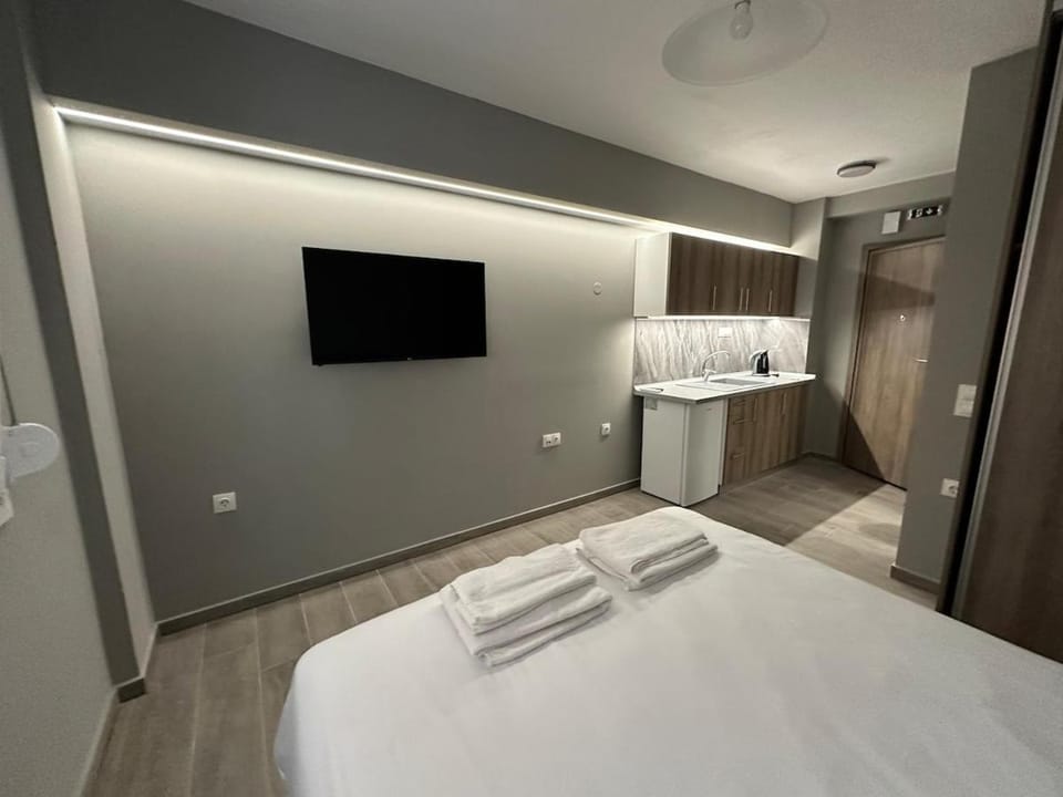Bed, TV and multimedia, Bedroom