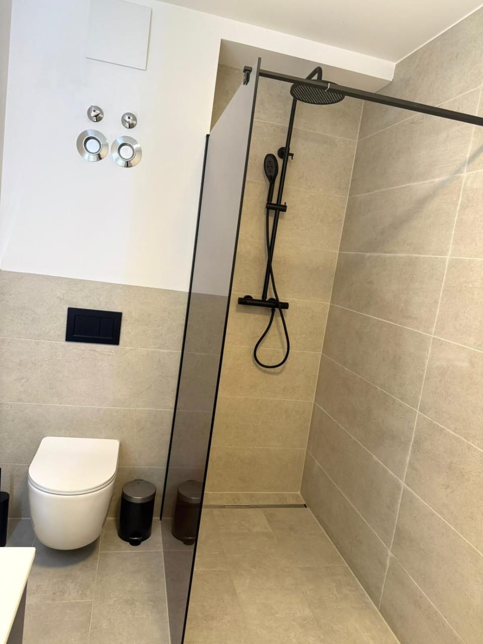 Shower, Toilet