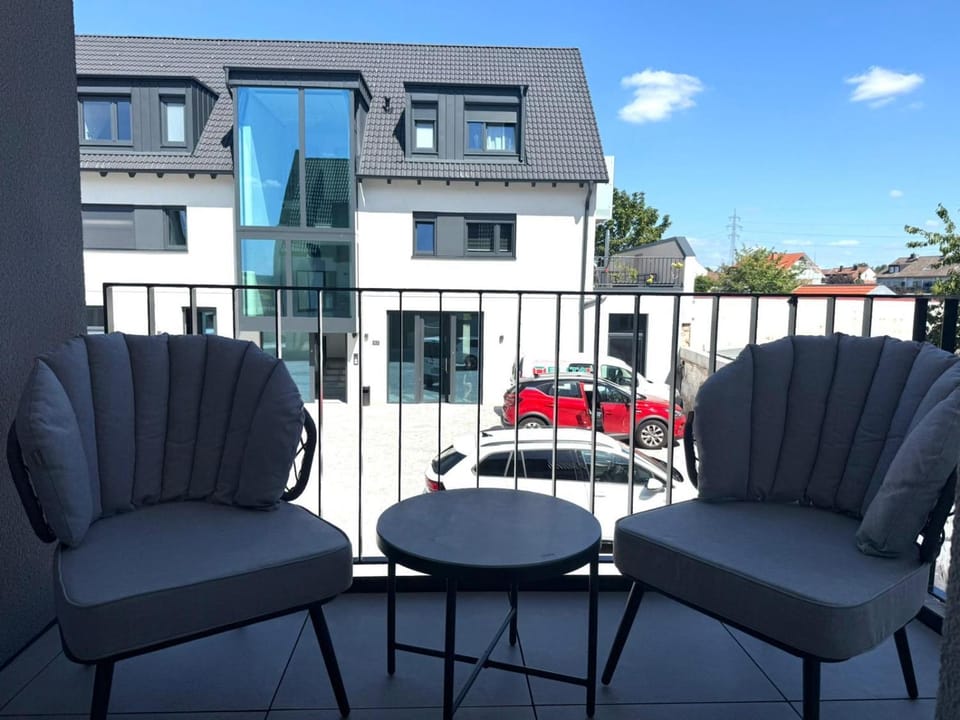 Property building, Patio, Balcony/Terrace, Seating area, Parking