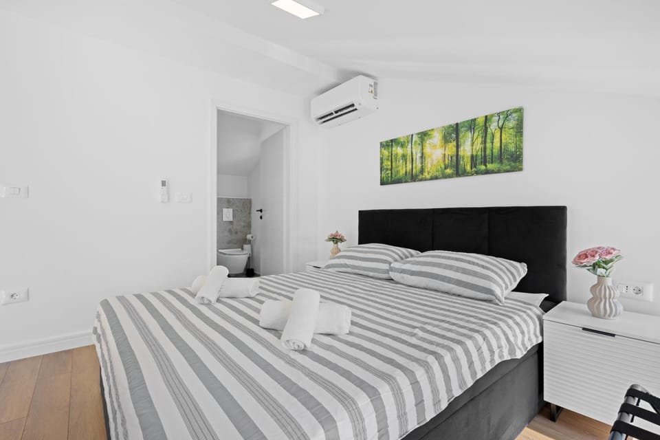 Bed, Photo of the whole room, Bedroom, towels, air conditioner