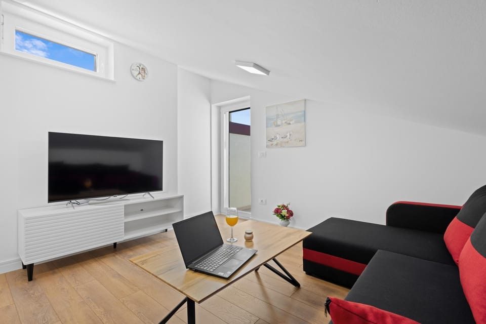 TV and multimedia, Living room, Seating area, Evening entertainment