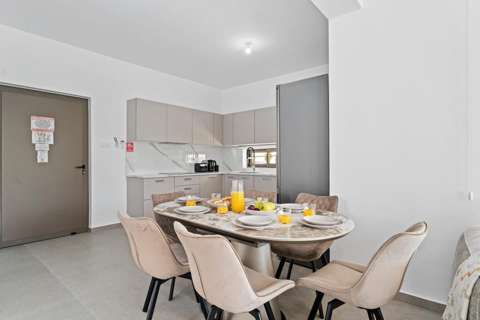 Dining area, kitchen