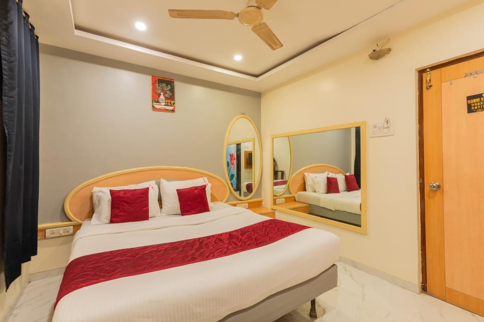 Bed, Photo of the whole room, Bedroom, fireplace, wardrobe