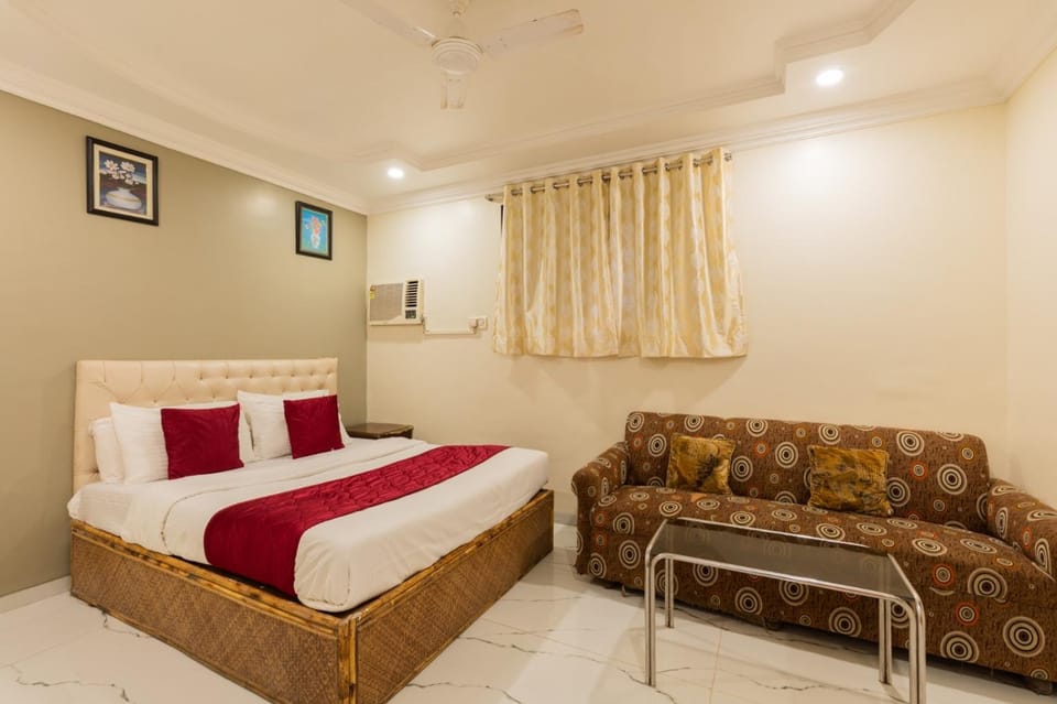 Bed, TV and multimedia, Living room, Photo of the whole room, Seating area, Bedroom