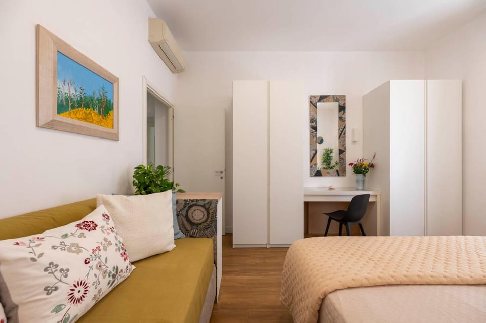 Bedroom, wardrobe